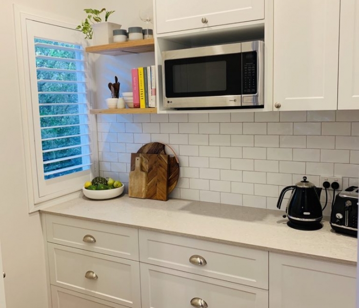 Beautiful white kitchen with Ceaserstone Clambshell Benchtop