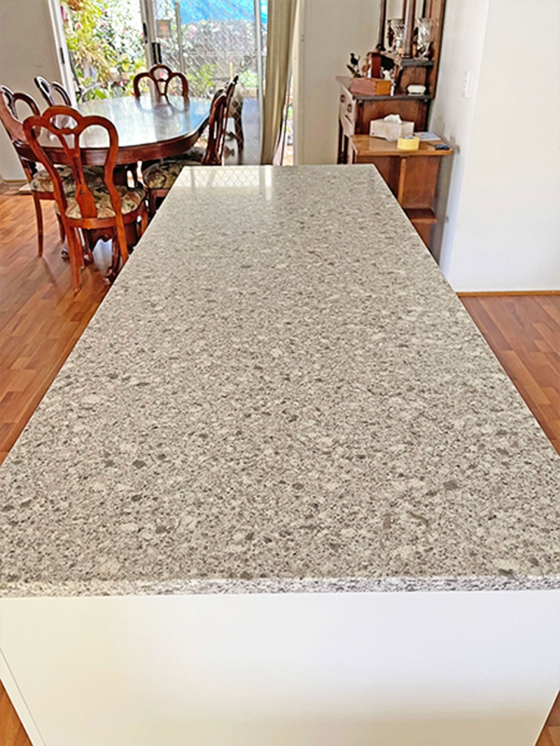 Kitchen island bench with elegant stone benchtop by Gecko Kitchens Kitchen island bench with elegant stone benchtop by Gecko Kitchens