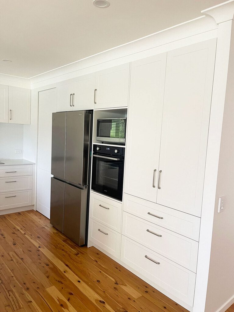 Open Plan Kitchen renovation in white cabinetry by Gecko Kitchens, Upper Kedron Open Plan Kitchen renovation in white cabinetry, and island bench with stone benchtop by kitchen builder, Gecko Kitchen in Upper Kedron.