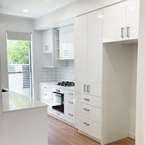 White kitchen renovation by Gecko Kitchens custom designed and built White kitchen renovation by Gecko Kitchens custom designed and built. Affordable and Fixed quotes. Call Today.