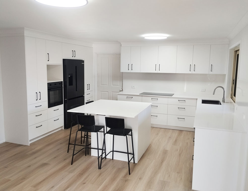 Kitchen renovation in Bellbowrie by Gecko Kitchens with Quantum Quartz Zero Luna white stone benchtops.